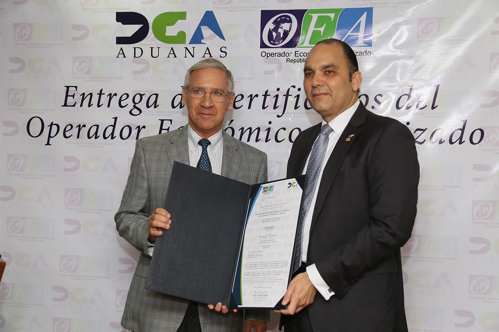enrique ramirez entrega certificacion a cesar norberto armenteros iglesias presidente de cesar iglesias s a