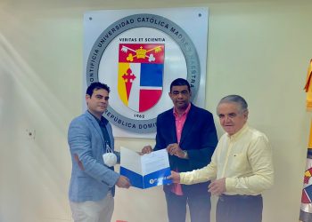 Julio Ferreira, decano de Ciencias e Ingeniería de la PUCMM,  entrega certificación a Peter Weinerth y Fernando Adames de Reenergy.