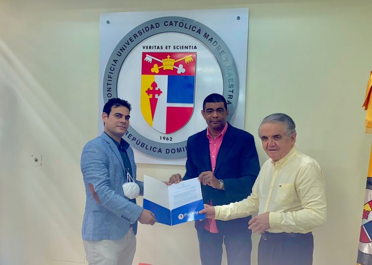 Julio Ferreira, decano de Ciencias e Ingeniería de la PUCMM,  entrega certificación a Peter Weinerth y Fernando Adames de Reenergy.