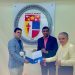 Julio Ferreira, decano de Ciencias e Ingeniería de la PUCMM,  entrega certificación a Peter Weinerth y Fernando Adames de Reenergy.