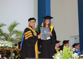Entrega de diplomas a los nuevos profesionales.