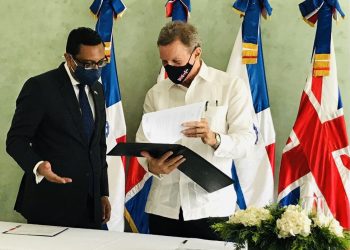 Recepción de los instrumentos de ratificación del Acuerdo de Asociacion entre los estados de Cariforo y el Reino Unido por parte del canciller, Roberto Álvarez. | Fuente externa.