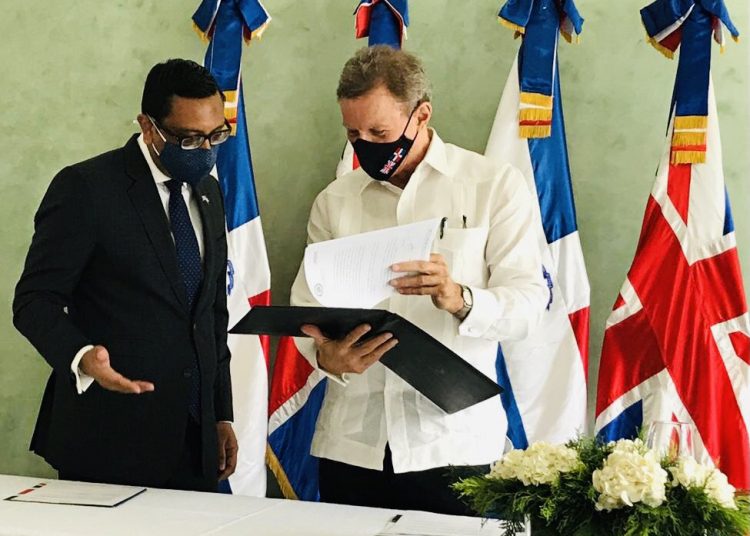 Recepción de los instrumentos de ratificación del Acuerdo de Asociacion entre los estados de Cariforo y el Reino Unido por parte del canciller, Roberto Álvarez. | Fuente externa.