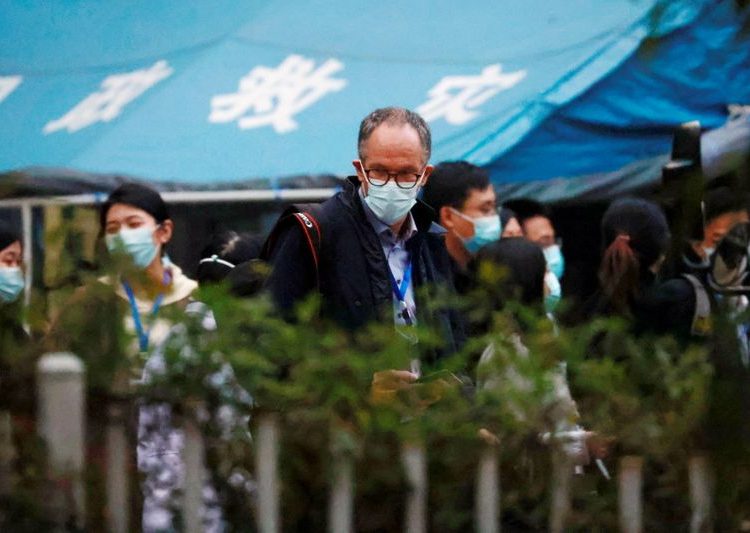 Peter Ben Embarek, miembro del equipo de científicos de la OMS encargado de investigar los orígenes del covid-19, finaliza una visita al hospital provincial integrado de medicina china y occidental en la ciudad de Wuhan, provincia de Hubei. | Thomas Peter, Reuters.