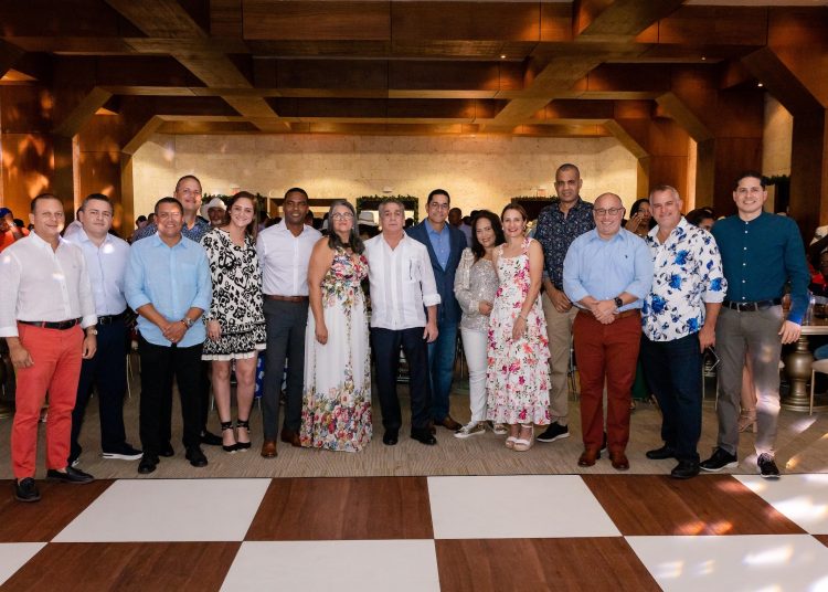 Equipo directivo de Cap Cana junto al presidente del consejo y el presidente ejecutivo. Fuente externa.