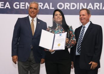 Eric B. Wolff y Armando Rivas entregan la certificación Victoria Urdaneta, de empresa Asesa. | Fuente externa.