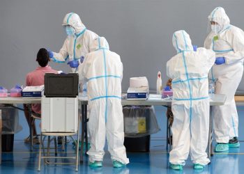 Personal sanitario durante la realización de pruebas diagnósticas a pacientes. | David Borrat, EFE.