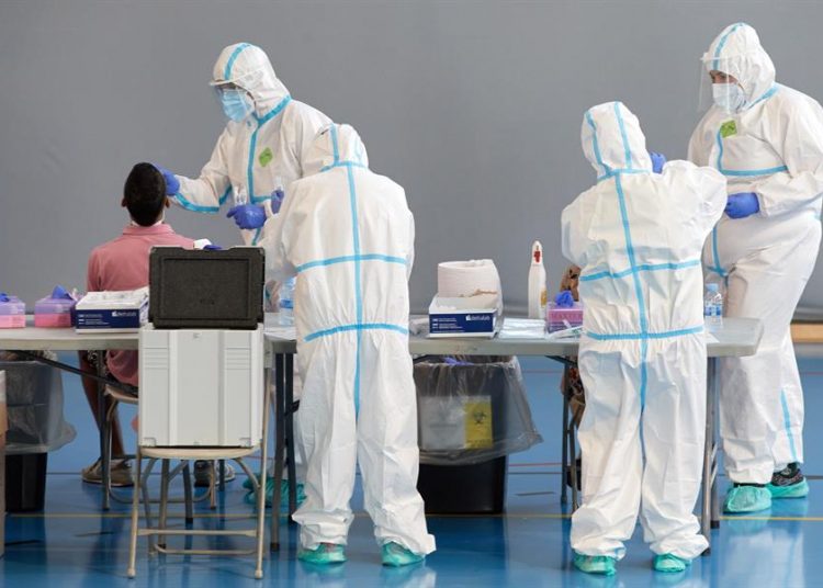 Personal sanitario durante la realización de pruebas diagnósticas a pacientes. | David Borrat, EFE.