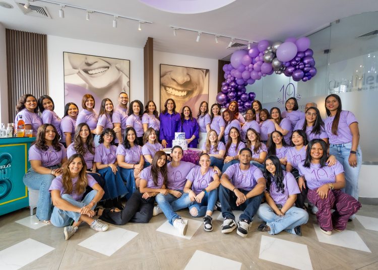 Especialistas y el equipo administrativo de OralMed Clínica Dental.