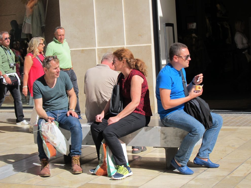 economía/turismo. los turistas de estados unidos elevan un 23% las ventas 'tax