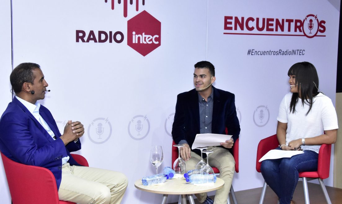 estudiantes del intec durante la entrevista a domingo contreras