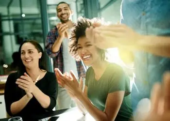 Estas tecnologías permiten personalizar experiencias laborales y prever problemas a través de análisis predictivos, asegurando procesos objetivos y sin sesgos.- Fuente externa.