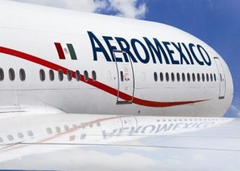 Grupo Aeroméxico ha informado este viernes de la devolución ordenada de 19 aeronaves a sus respectivos arrendadores, como parte de su proceso voluntario de reestructuración financiera para hacer frente a la crisis del coronavirus. En concreto, como parte de las ventajas y derechos bajo su proceso voluntario de reestructuración financiera, la compañía solicitó la autorización para terminar anticipadamente ciertos contratos de arrendamiento que implican la devolución ordenada de cinco aviones Boeing 737-800, cinco Boeing 737-700 y nueve Embraer E-170-LR, así como cuatro motores GE CF34-8E5. Esta iniciativa forma parte de las medidas que está implementando en el marco de su proceso voluntario de reestructuración financiera para ganar eficiencia en su flota y, con ello, consolidar una plataforma comercial "viable y rentable" de cara a la nueva realidad económica tras el impacto de la Covid-19. Aeroméxico ha asegurado que seguirá los aspectos logísticos que se acuerden con las arrendadoras para la devolución ordenada de los equipos. La medida permitirá reducir costes asociados con el arrendamiento y mantenimiento de las aeronaves y forma parte de los esfuerzos para racionalizar las flotas de sus subsidiarias que operan bajo las marcas Aeroméxico y Aeroméxico Connect. Esta decisión, que la compañía ha calificado como "positiva y favorable para el proceso de reestructura voluntaria", no tiene afectación al programa y plan de destinos y frecuencias estratégicas.