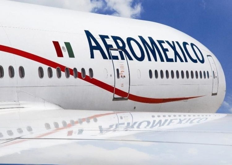 Grupo Aeroméxico ha informado este viernes de la devolución ordenada de 19 aeronaves a sus respectivos arrendadores, como parte de su proceso voluntario de reestructuración financiera para hacer frente a la crisis del coronavirus. En concreto, como parte de las ventajas y derechos bajo su proceso voluntario de reestructuración financiera, la compañía solicitó la autorización para terminar anticipadamente ciertos contratos de arrendamiento que implican la devolución ordenada de cinco aviones Boeing 737-800, cinco Boeing 737-700 y nueve Embraer E-170-LR, así como cuatro motores GE CF34-8E5. Esta iniciativa forma parte de las medidas que está implementando en el marco de su proceso voluntario de reestructuración financiera para ganar eficiencia en su flota y, con ello, consolidar una plataforma comercial "viable y rentable" de cara a la nueva realidad económica tras el impacto de la Covid-19. Aeroméxico ha asegurado que seguirá los aspectos logísticos que se acuerden con las arrendadoras para la devolución ordenada de los equipos. La medida permitirá reducir costes asociados con el arrendamiento y mantenimiento de las aeronaves y forma parte de los esfuerzos para racionalizar las flotas de sus subsidiarias que operan bajo las marcas Aeroméxico y Aeroméxico Connect. Esta decisión, que la compañía ha calificado como "positiva y favorable para el proceso de reestructura voluntaria", no tiene afectación al programa y plan de destinos y frecuencias estratégicas.