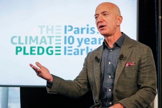 Amazon, Jeff Bezos, fondo verde