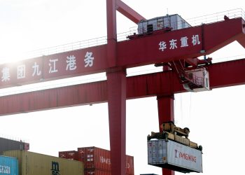 Imagen de un grupo portando un contenedor en un puerto en China. - Europa Press.