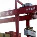 Imagen de un grupo portando un contenedor en un puerto en China. - Europa Press.