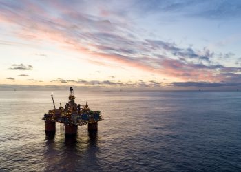 Equinor's Storre, plataforma petrolera en el Mar de Noruega, con otras plataformas petroleras visibles en el horizonte.- Fuente externa.