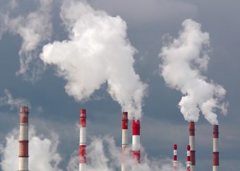 Chimeneas emitiendo humo a la atmósfera - Europa Press.