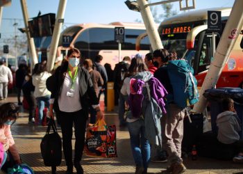 Personas con mascarillas en una estación de autobuses en Santiago, Chile. | José Francisco Zuñiga; Agencia Uno vía Europa Press.