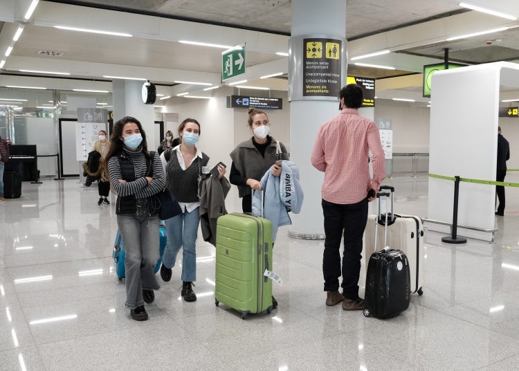 Un dispositivo de controles de PCR en el aeropuerto de Palma de Mallorca, Islas Baleares, España. | Isaac Buj, Europa Press.