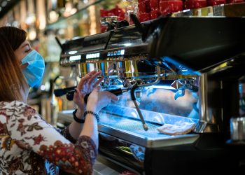 Un trabajador prepara un café durante una jornada marcada por la reapertura de los establecimientos en los municipios vascos pertenecientes a la ‘zona roja’, en Vitoria, Álava, País Vasco, (España), a 10 de febrero de 2021. La reapertura se produce tras la resolución del Tribunal Superior de Justicia del País Vasco (TSJPV) quien ha permitido a los bares y restaurantes de Euskadi reabrir en los municipios que se encuentran en 'zona roja' por la alta incidencia de la covid-19. Esta decisión se produce tras el recurso planteado por los hosteleros vascos el pasado 4 de febrero quien solicitaban que se eliminara la medida decretada por el Ejecutivo de clausurar bares y restaurantes en localidades de más de 5.000 habitantes en los que la Tasa de Incidencia Acumulada de casos positivos por covid-19 en los últimos 14 días fuera igual o superior a 500 por cada 100.000 habitantes.
10 FEBRERO 2021;REAPERTURA;HOSTELERIA;PAIS VASCO;ZONA ROJA
Iñaki Berasaluce / Europa Press
(Foto de ARCHIVO)
10/2/2021