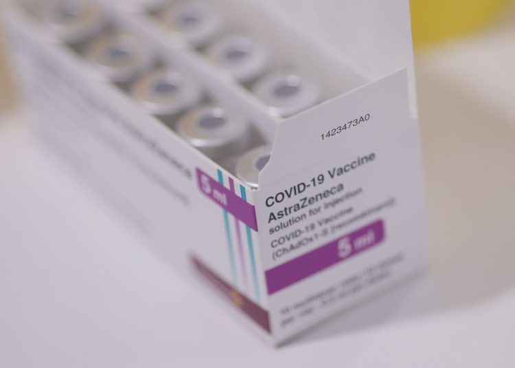 Caja con dosis de la vacuna de AstraZeneca contra el covid-19. | Eduardo Parra, Europa Press.