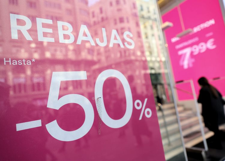 Una mujer entra en una tienda con descuentos de hasta el 50%, a 7 de enero de 2022, en Madrid (España). Las rebajas de 2022 traerán un aumento en el consumo y el crecimiento de las compras on line. Se calcula que, de media, los españoles gastarán 96,33 euros durante las semanas de rebajas, lo que supone un 3,44 por ciento más que el año pasado, 2020.
07 ENERO 2022;COMPRAS;VENTA;MODA FEMENINA;DESCUENTO;50%
Eduardo Parra / Europa Press
(Foto de ARCHIVO)
07/1/2022