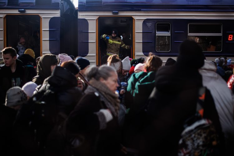 Un grupo de personas a su llegada procedente de Ucrania en la estación de tren de Przemysl, cinco días después del inicio de los ataques por parte de Rusia en Ucrania, a 1 de marzo de 2022, en Przemysl, Polonia. | 
Alejandro Martínez Vélez / Europa Press
01/3/2022