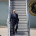 El presidente de EEUU, Joe Biden, baja por las escaleras de su avión Air Force One, a su llegada a la base aérea de Torrejón de Ardoz, a 28 de junio de 2022, en Torrejón de Ardoz, Madrid (España). Biden ha llegado a España en su avión Air Force One, blindado incluso ante una explosión nuclear y capaz de repostar desde el aire. Cuando Biden aterrice, subirá en ‘La Bestia’, su limusina presidencial y el coche más seguro del mundo, con un blindaje de 20 centímetros de espesor, equipado con armas de fuego y con bolsas para transfusión de sangre. La limusina está acompañada por una caravana de 50 vehículos. La Policía Nacional y la Guardia Civil escoltaran en todo momento a las comitivas para la celebración de la cumbre de la OTAN, que comienza oficialmente mañana en Madrid, cuando se cumplen 40 años de la adhesión de España a la Organización del Tratado del Atlántico Norte. El objetivo de Biden en la cumbre de la OTAN es reafirmar ‘’la fuerte relación bilateral’’ entre los dos países.
28 JUNIO 2022;28 JUNIO 2022;REY;BIDEN;IFEMA;OTAN;CUMBRE OTAN;TORREJÓN DE ARDOZ;MADRID
EUROPA PRESS/A.Ortega.POOL / Europa Press
28/6/2022