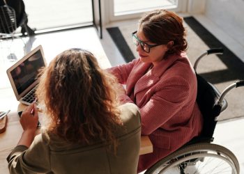 Dos mujeres utilizando un ordenador. | Pexels.