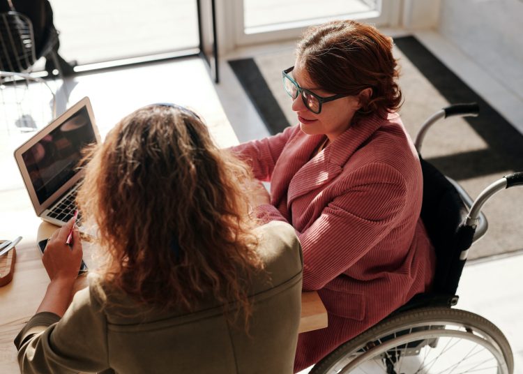 Dos mujeres utilizando un ordenador. | Pexels.