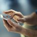 Una persona utiliza su teléfono móvil