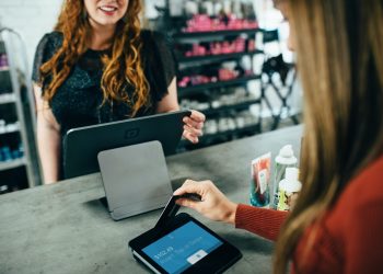 Una usuria utilizando un sistema de pago 'contactless'
UNSPLASH
28/7/2022