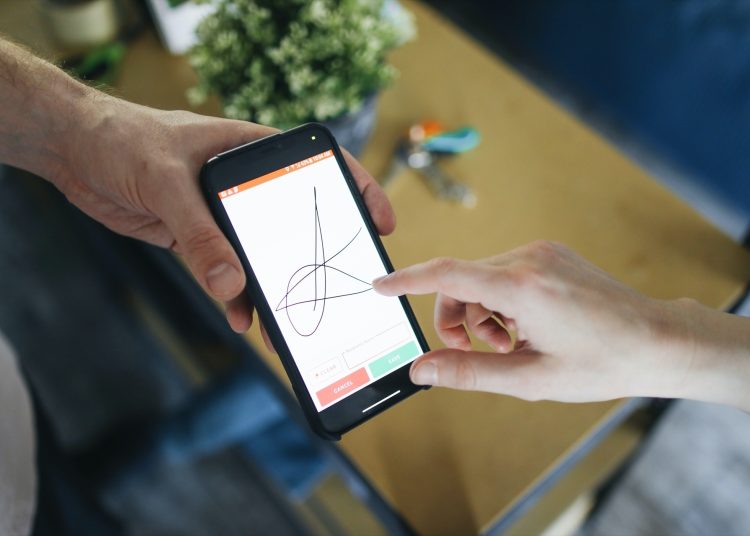 Con la firma electrónica digital, contratos, facturas y declaraciones pueden rubricarse a distancia sin necesidad de traslados físicos. | Fuente externa