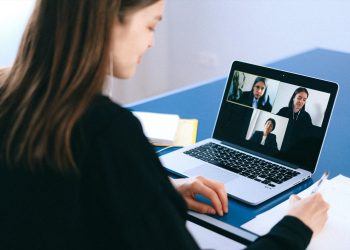 Una candidata durante una entrevista de trabajo a través de videollamada
PEXELS
05/8/2022