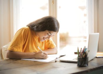 Estudiante con cuaderno y ordenador portátil
GOSTUDENT
19/8/2022