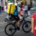 Un repartidor de Glovo en bicicleta por una calle del centro de Madrid, a 21 de septiembre de 2022, en Madrid (España). - Fuente Externa.