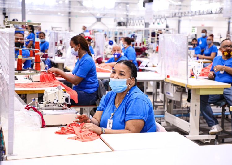 Los salarios promedio de los operarios oscilan entre RD$3,749.29 y RD$4,102.94. - Fuente externa.