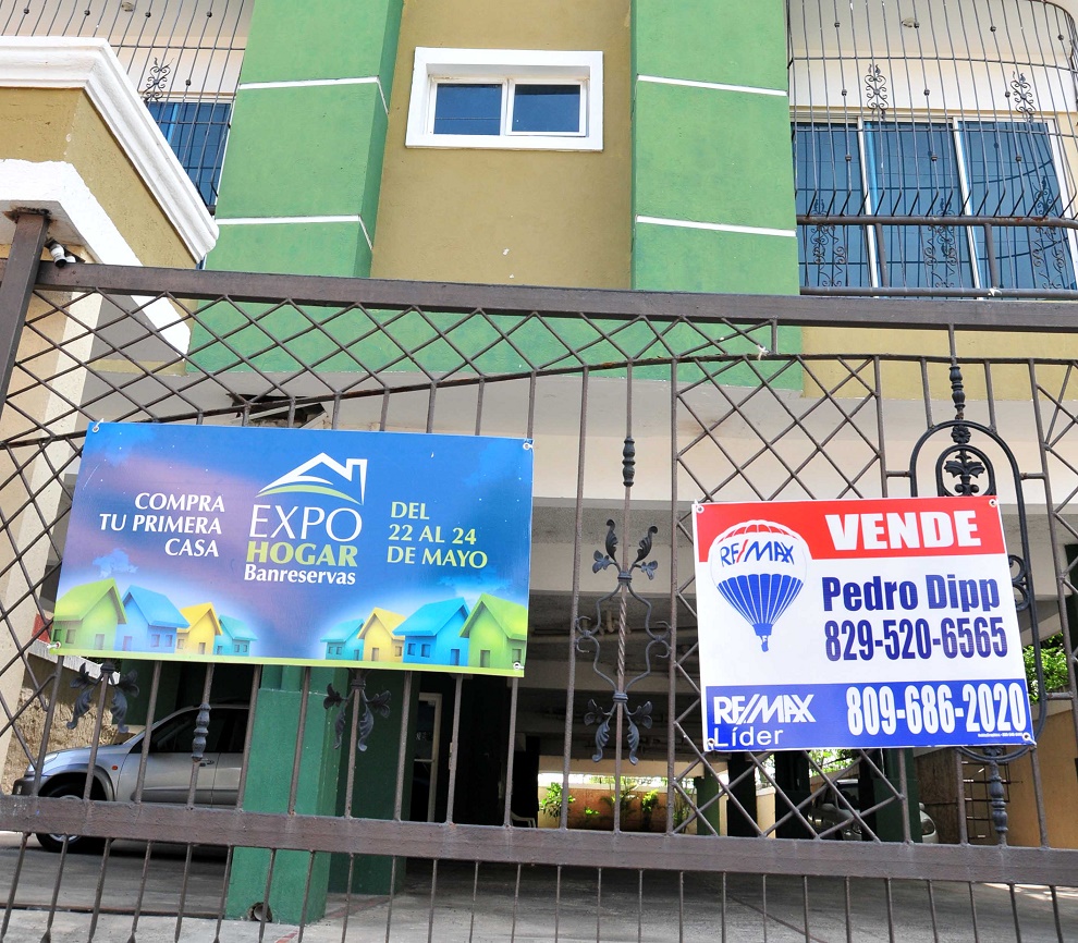 Desde las primeras horas del viernes comenzó a fluir una gran cantidad de personas a las oficinas y centros de aprobación de BanReservas./elDinero