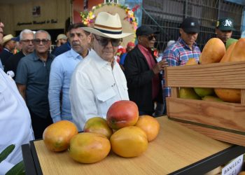El expresidente de la República, Hipólito Mejía, asiste a la Feria Expo Mango 2025.