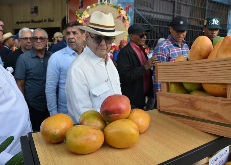 El expresidente de la República, Hipólito Mejía, asiste a la Feria Expo Mango 2025.