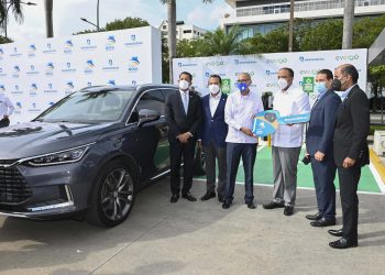 Entrega del primer vehículo eléctrico. El administrador general de Banreservas, Samuel Pereyra, entrega las llaves al propietario del vehículo eléctrico, Javier Dotel.