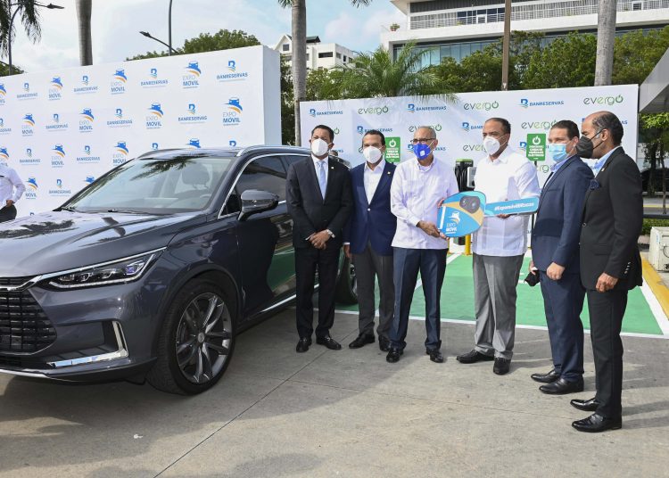Entrega del primer vehículo eléctrico. El administrador general de Banreservas, Samuel Pereyra, entrega las llaves al propietario del vehículo eléctrico, Javier Dotel.