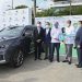 Entrega del primer vehículo eléctrico. El administrador general de Banreservas, Samuel Pereyra, entrega las llaves al propietario del vehículo eléctrico, Javier Dotel.