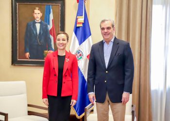 Presidente Luis Abinader, junto a la ministra de Relaciones Exteriores de Jamaica, Kamina Johnson Smith. - Fuente externa.