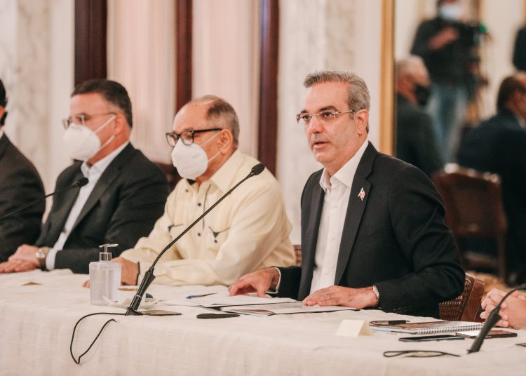 Luis Abinader anunció un fondo especial para otorgar la regalía pascual a los trabajadores.