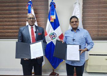Félix Santana García, contralor general, junto a Juan Manuel Méndez, director general de la DAEH. - Fuente externa.