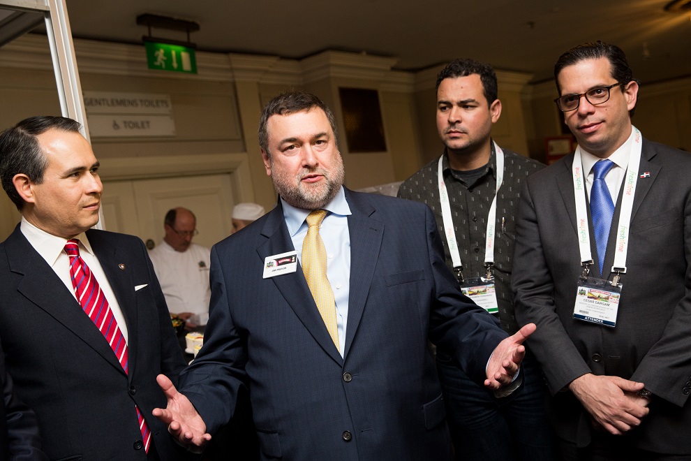 El embajador dominicano en Londres, Federico Cuello Camilo; y el viceministro César Dargam escuchan al presidente de la Feria, Tommy Leighton, agradeciendo la participación dominicana./elDinero