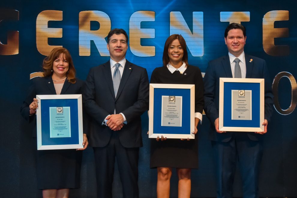 fhc 9792 zoila lópez, karina vallejo y luis del toro fueron premiados por la excelencia en el cumplimiento de las metas y los valores institucionales.